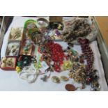 A collection of mainly vintage jewellery to include a peridot brooch,