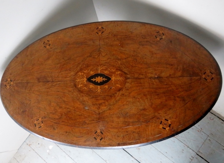 A pretty Victorian walnut centre table w - Image 2 of 2