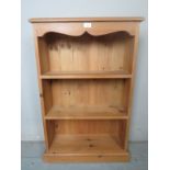 A 20th Century small pine open bookshelf with three shelves est: £20-£40