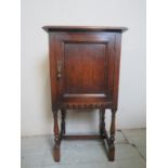 An early 20th Century oak pot cupboard with a single door with brass drop handle est: £20-40