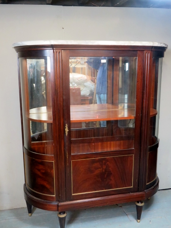 A good quality 20th Century mahogany vitrine display cabinet with a central glazed door beneath a