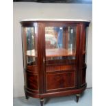 A good quality 20th Century mahogany vitrine display cabinet with a central glazed door beneath a