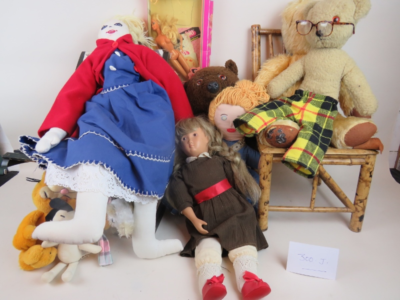 A collection of dolls, Teddy bears, cudd