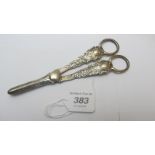 A pair of silver grape scissors with embossed decoration, London 1901, approx 3.