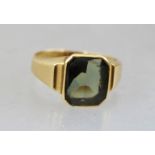 A GENTLEMAN'S 18K GOLD STONE SET SIGNET RING, size P