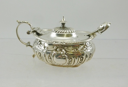 A GEORGIAN DESIGN LIDDED SILVER MUSTARD POT, having repousse swag decoration, marks worn but