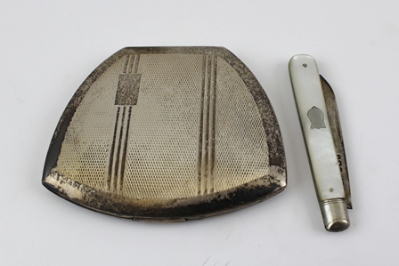 R. DAVIS & CO. AN ART DECO DESIGN SILVER COMPACT, having engine turned decoration, the hinged lid