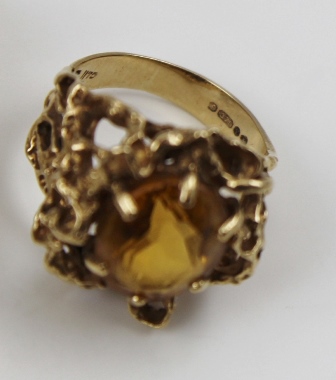 A COLLECTION OF SEVEN 9CT GOLD LADY'S DRESS RINGS, some stone set (7), combined weight 34g. - Image 3 of 4