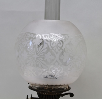 A LATE VICTORIAN BRASS CORINTHIAN COLUMN OIL LAMP with clear glass reservoir and decorative etched - Image 2 of 4