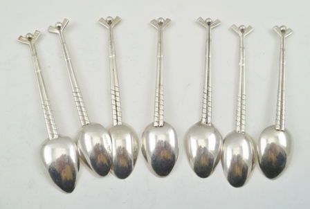 WALKER AND HALL A COLLECTION OF SEVEN VARIOUS SILVER "GOLF" TEA SPOONS, modelled with golf club - Image 2 of 4
