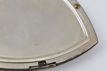 R. DAVIS & CO. AN ART DECO DESIGN SILVER COMPACT, having engine turned decoration, the hinged lid - Image 3 of 3