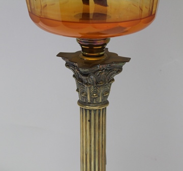 A LATE VICTORIAN BRASS CORINTHIAN COLUMN OIL LAMP with clear glass reservoir and decorative etched - Image 4 of 4