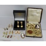 A 9CT GOLD AND TORTOISESHELL "ROYAL ARTILLERY" BROOCH, OTHER BROOCHES, PAIRS OF EARRINGS AND A SHELL