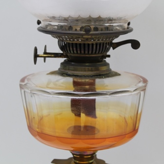 A LATE VICTORIAN BRASS CORINTHIAN COLUMN OIL LAMP with clear glass reservoir and decorative etched - Image 3 of 4