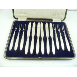 A CASED SET OF SILVER HANDLED FRUIT KNIVES AND FORKS, Sheffield 1915