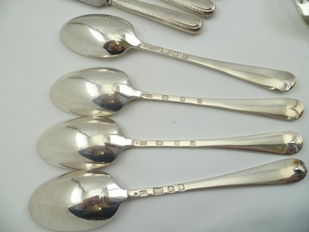 JAMES W. POTTER AND SONS A 20TH CENTURY SILVER SET OF CUTLERY "Hanoverian" pattern with feathered - Image 4 of 7