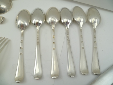 JAMES W. POTTER AND SONS A 20TH CENTURY SILVER SET OF CUTLERY "Hanoverian" pattern with feathered - Image 6 of 7