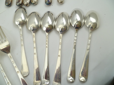 JAMES W. POTTER AND SONS A 20TH CENTURY SILVER SET OF CUTLERY "Hanoverian" pattern with feathered - Image 3 of 7