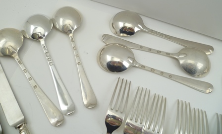 JAMES W. POTTER AND SONS A 20TH CENTURY SILVER SET OF CUTLERY "Hanoverian" pattern with feathered - Image 7 of 7