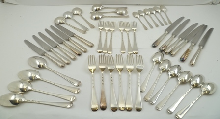 JAMES W. POTTER AND SONS A 20TH CENTURY SILVER SET OF CUTLERY "Hanoverian" pattern with feathered - Image 2 of 7