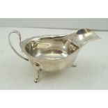 VINERS A GEORGIAN DESIGN SILVER SAUCEBOAT, Sheffield 1904, weight 107g.