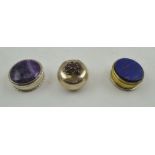 LEVI & SALAMAN AN EARLY 20TH CENTURY SILVER PILL BOX with polished amethyst cover, Birmingham