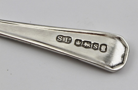 WILLIAM SUCKLING LTD. A SET OF SIX SILVER COFFEE SPOONS, having drawn handles and canted - Image 4 of 5