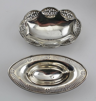 TWO OVAL PIERCED BON-BON DISHES, one of elliptical form, Edinburgh 1895, combined weight 126g - Image 2 of 4