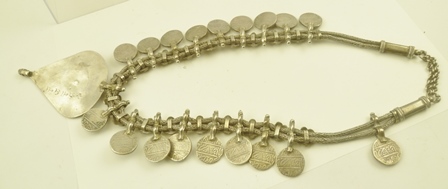 A BEDOUIN WHITE METAL NECKLACE decorated with coins, alternating with flower heads, suspending a - Image 5 of 5