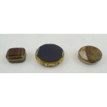 A FRENCH FLORAL ENAMEL PILL BOX inset blue agate base and cover, 6cm, together with a moss agate set