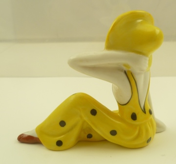 AN ART DECO POTTERY FIGURE of a seated woman of fashion in large brimmed sun hat, polychrome - Image 2 of 3
