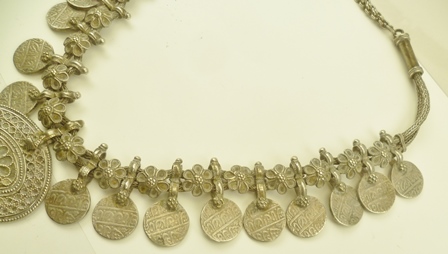 A BEDOUIN WHITE METAL NECKLACE decorated with coins, alternating with flower heads, suspending a - Image 3 of 5