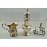 EDWARD VINER & SONS AN OCTAGONAL GEORGIAN STYLE SILVER SUGAR CASTER, having knopped finial and