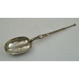 WAKELY & WHEELER A GENEROUS SIZE SILVER COPY OF THE ANOINTING SPOON with cast and twist handle and