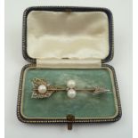 A VICTORIAN GOLD & SILVER SET ARROW DESIGN BAR BROOCH, having three pearls on the shaft and flights,