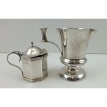 AN EARLY 20TH CENTURY SILVER MUSTARD POT of Georgian design, octagonal form, with hinged cover and