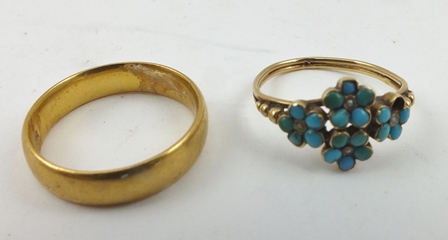 A 22CT GOLD WEDDING BAND, together with a turquoise set lady's RING of flower head design (2)