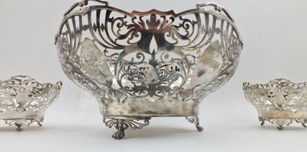 GLADWIN LIMITED A 20TH CENTURY SILVER DESSERT SET, comprising a serving bowl with pierced rim and - Image 2 of 4