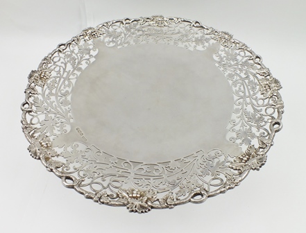 GLADWIN LIMITED A 20TH CENTURY SILVER CAKE STAND, cast and pierced edge, on raised circular