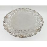 GLADWIN LIMITED A 20TH CENTURY SILVER CAKE STAND, cast and pierced edge, on raised circular