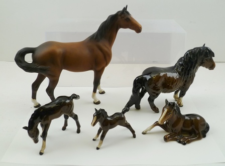 A COLLECTION OF FIVE BESWICK PORCELAIN ANIMALS to include; a matt coloured mare with swishing