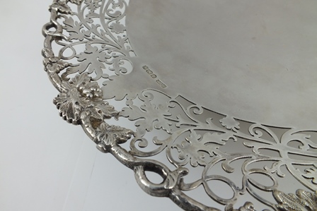 GLADWIN LIMITED A 20TH CENTURY SILVER CAKE STAND, cast and pierced edge, on raised circular - Image 2 of 3