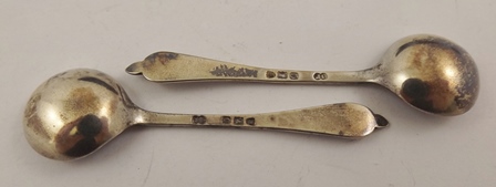 A PAIR OF OBLONG SILVER SALTS each having four pad feet, with two spoons monogrammed "H", London - Image 5 of 5