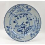 AN EARLY 19TH CENTURY CHINESE BLUE AND WHITE PORCELAIN PLATE, having cobalt blue trophies and