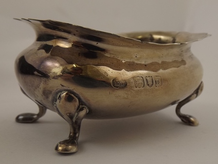 A PAIR OF OBLONG SILVER SALTS each having four pad feet, with two spoons monogrammed "H", London - Image 4 of 5