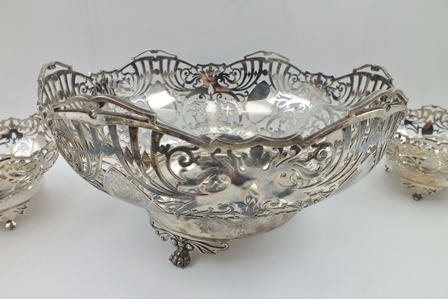 GLADWIN LIMITED A 20TH CENTURY SILVER DESSERT SET, comprising a serving bowl with pierced rim and - Image 3 of 4