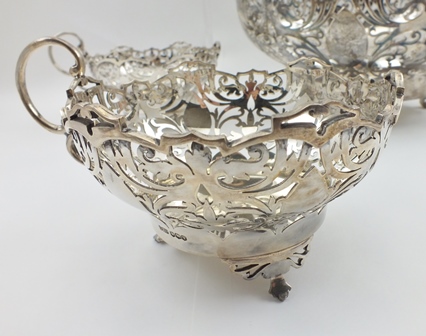 GLADWIN LIMITED A 20TH CENTURY SILVER DESSERT SET, comprising a serving bowl with pierced rim and - Image 4 of 4