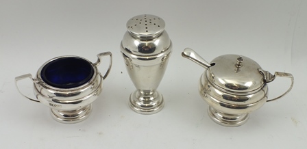 WALKER & HALL A THREE-PIECE SILVER CONDIMENT SET comprising; pepper pot, salt and lidded mustard - Image 2 of 3