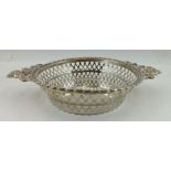 GOLDSMITHS & SILVERSMITHS COMPANY LIMITED AN EARLY 20TH CENTURY SILVER SWEETMEAT DISH, having