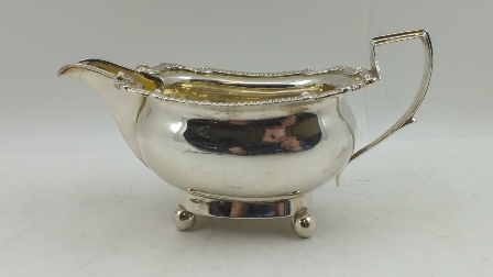 ROBERT & SAMUEL HENNELL A GEORGE III SILVER SAUCE BOAT, having decorative rim, gilded interior, - Image 3 of 4